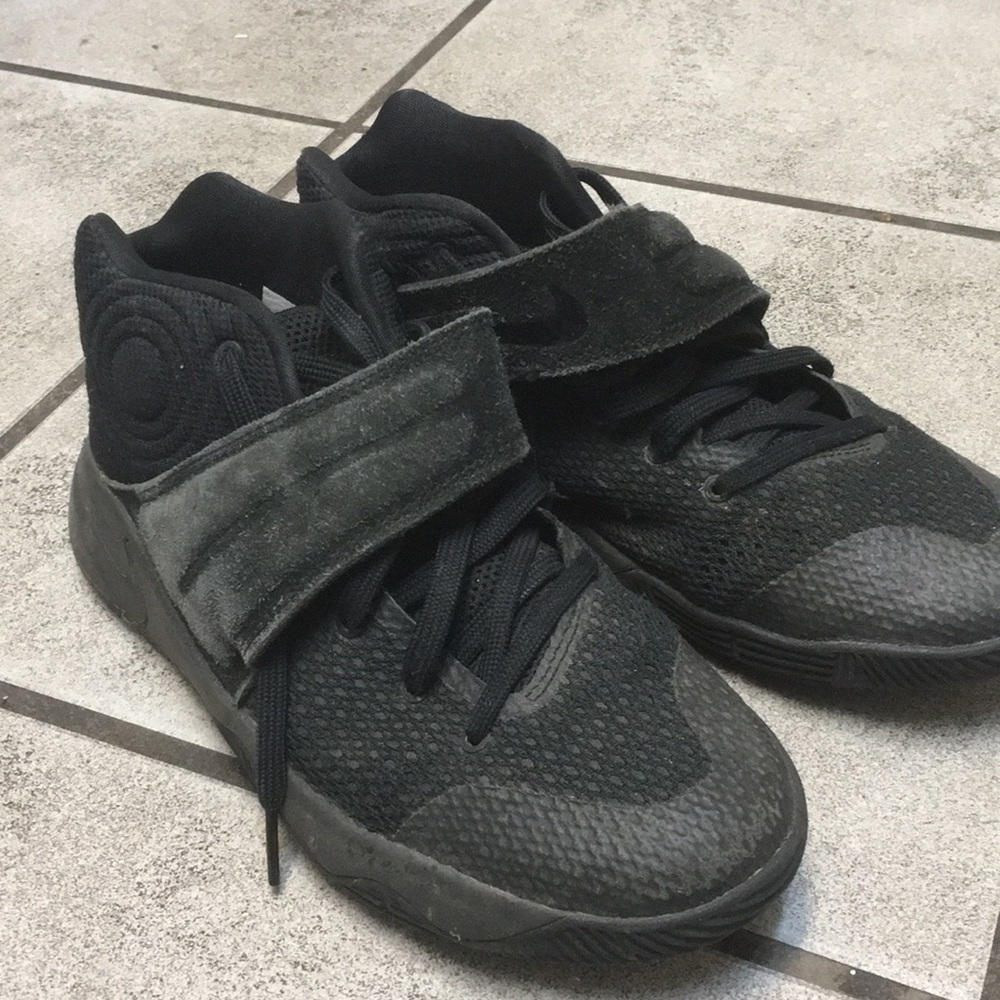 Nike Kyrie 2 size 5.5